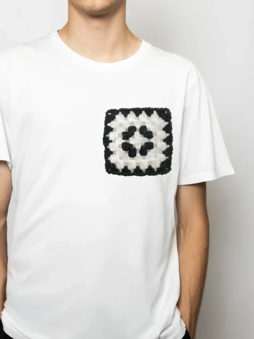 siyah beyaz işlemeli t-shirt