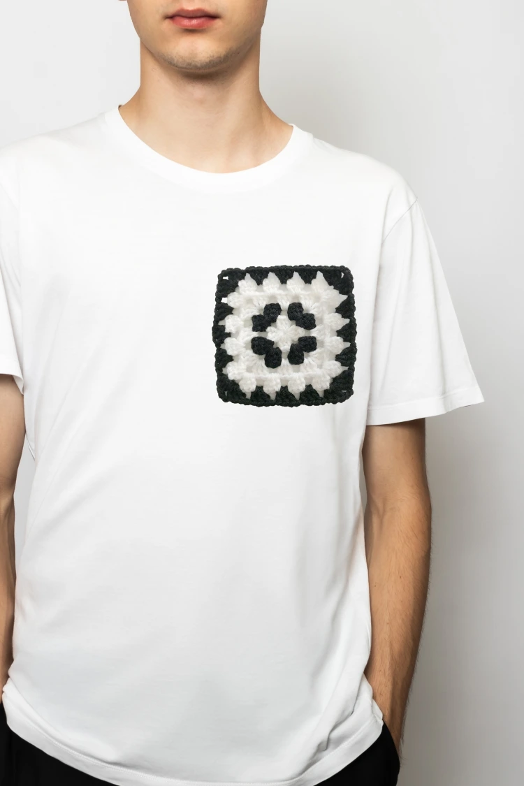 siyah beyaz işlemeli t-shirt