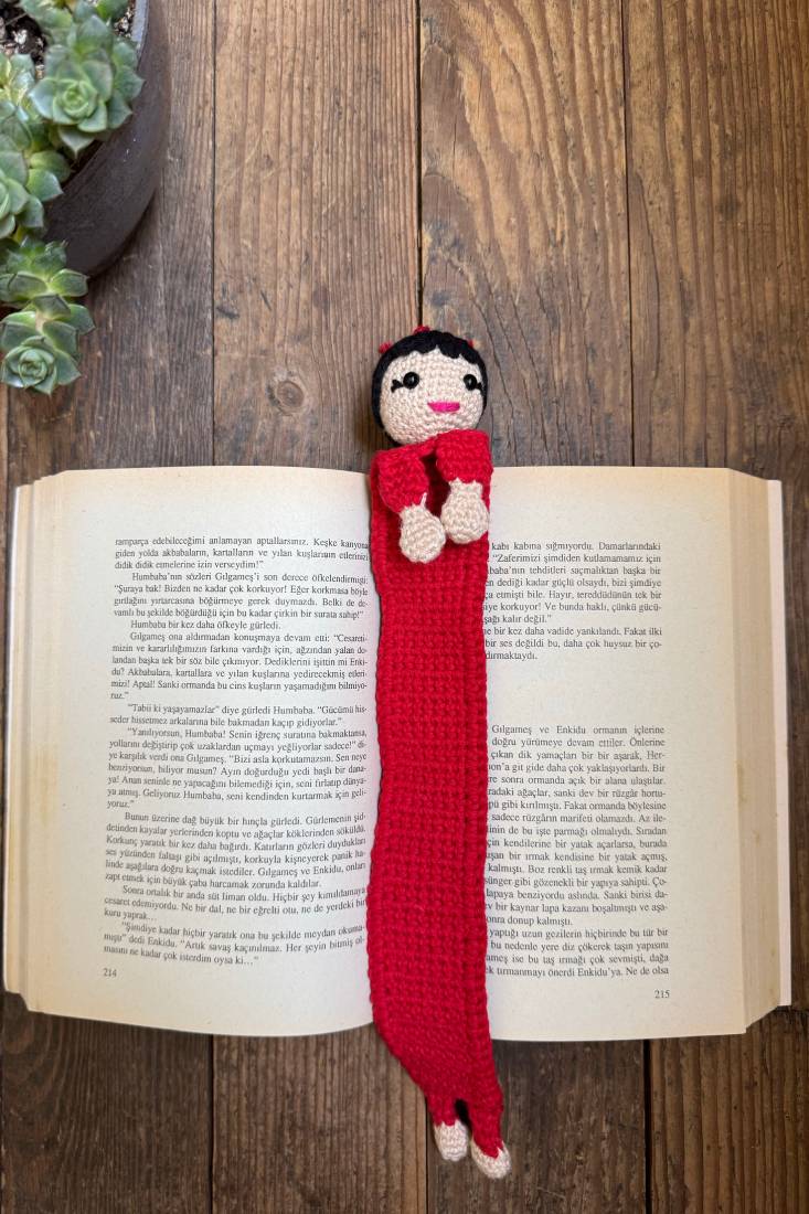Amigurumi Balerin Topuzlu Kız Kitap Ayracı kırmızı Amigurumi Balerin Topuzlu Kız Kitap Ayracı kırmızı