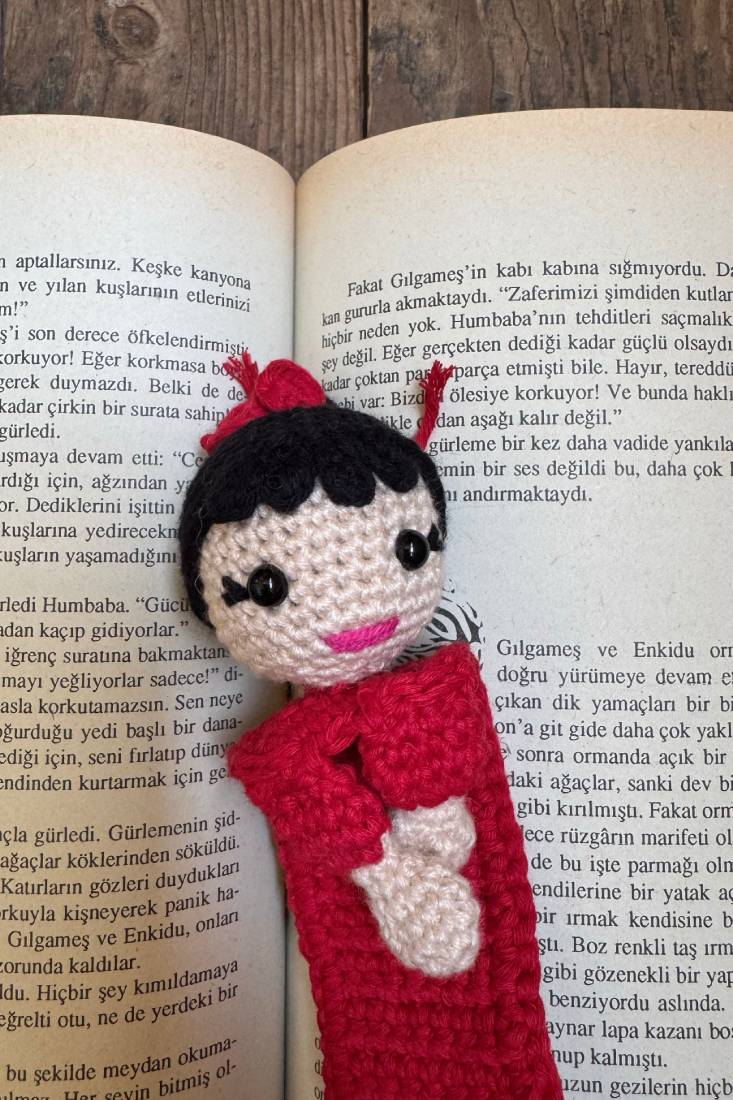 Amigurumi Balerin Topuzlu Kız Kitap Ayracı kırmızı 2 Amigurumi Balerin Topuzlu Kız Kitap Ayracı
