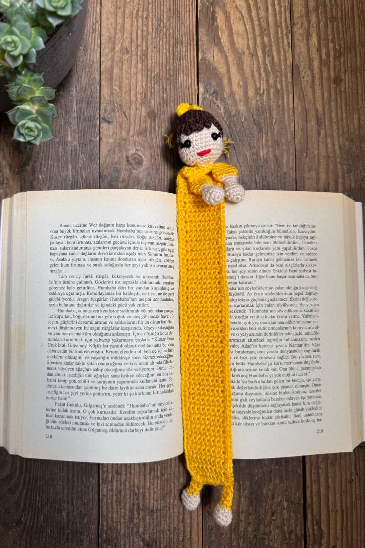 Amigurumi Balerin Topuzlu Kız Kitap Ayracı sarı 2 Amigurumi Balerin Topuzlu Kız Kitap Ayracı