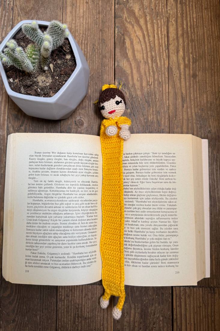 Amigurumi Balerin Topuzlu Kız Kitap Ayracı sarı Amigurumi Balerin Topuzlu Kız Kitap Ayracı