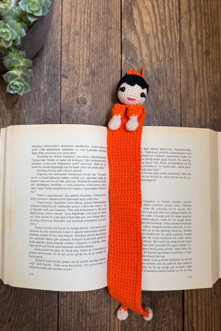 Amigurumi Balerin Topuzlu Kız Kitap Ayracı turuncu 1 Amigurumi Balerin Topuzlu Kız Kitap Ayracı