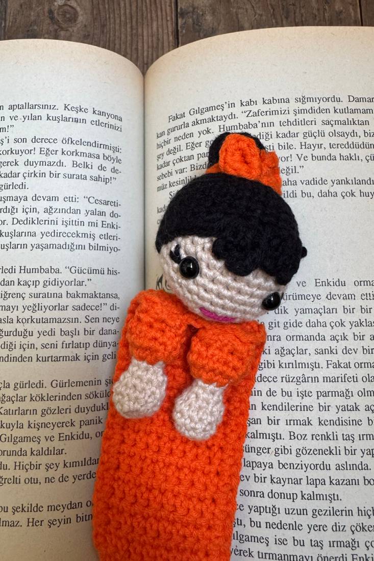 Amigurumi Balerin Topuzlu Kız Kitap Ayracı turuncu 2 Amigurumi Balerin Topuzlu Kız Kitap Ayracı