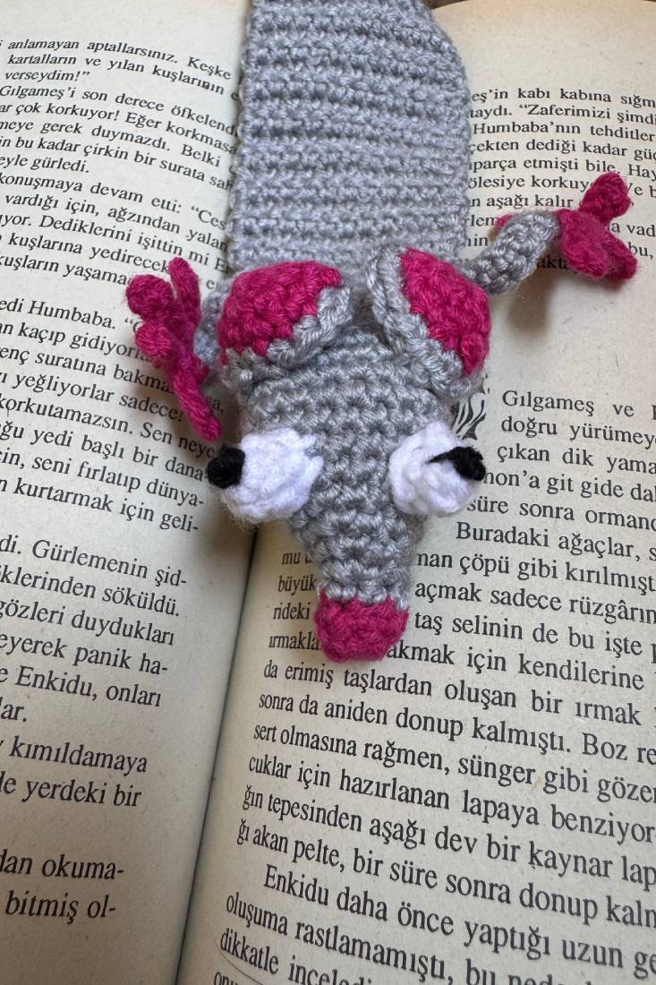 Amigurumi Gri Fare Kitap Ayracı 1 El Yapımı Amigurumi Gri Fare Kitap Ayracı