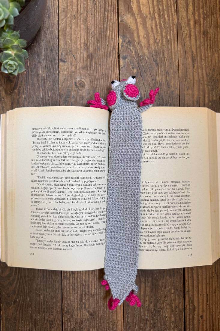 Amigurumi Gri Fare Kitap Ayracı Amigurumi Gri Fare Kitap Ayracı