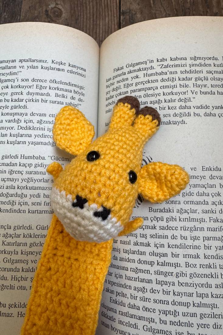 El Yapımı Amigurumi Zürafa Kitap Ayracı 1 El Yapımı Amigurumi Zürafa Kitap Ayracı
