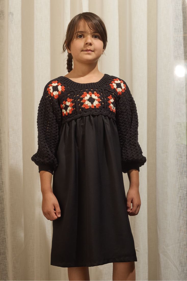 El Yapımı Motifli Siyah Uzun Kollu Kız Çocuk Elbisesi 4 El Yapımı Motifli Siyah Uzun Kollu Kız Çocuk Elbisesi