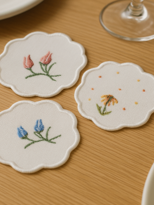 6’lı Kaneviçe İşlemeli Sunum Peçetesi (15×15 cm) – Doğal Lif İğne İpli, El Yapımı Çiçek Desenli