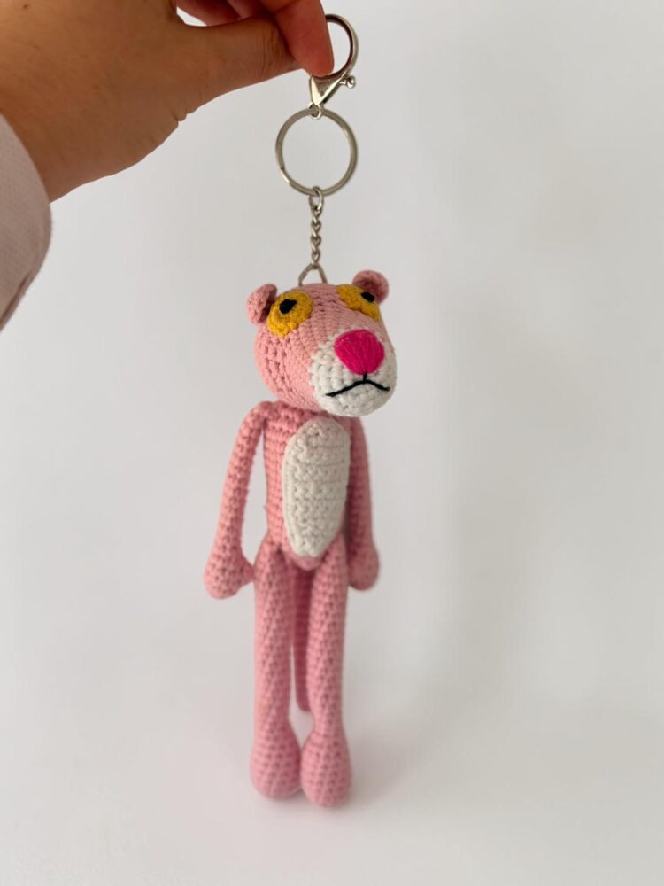 panter1 El Yapımı Pembe Panter Amigurumi Anahtarlık ve Çanta Süsü – 20 cm