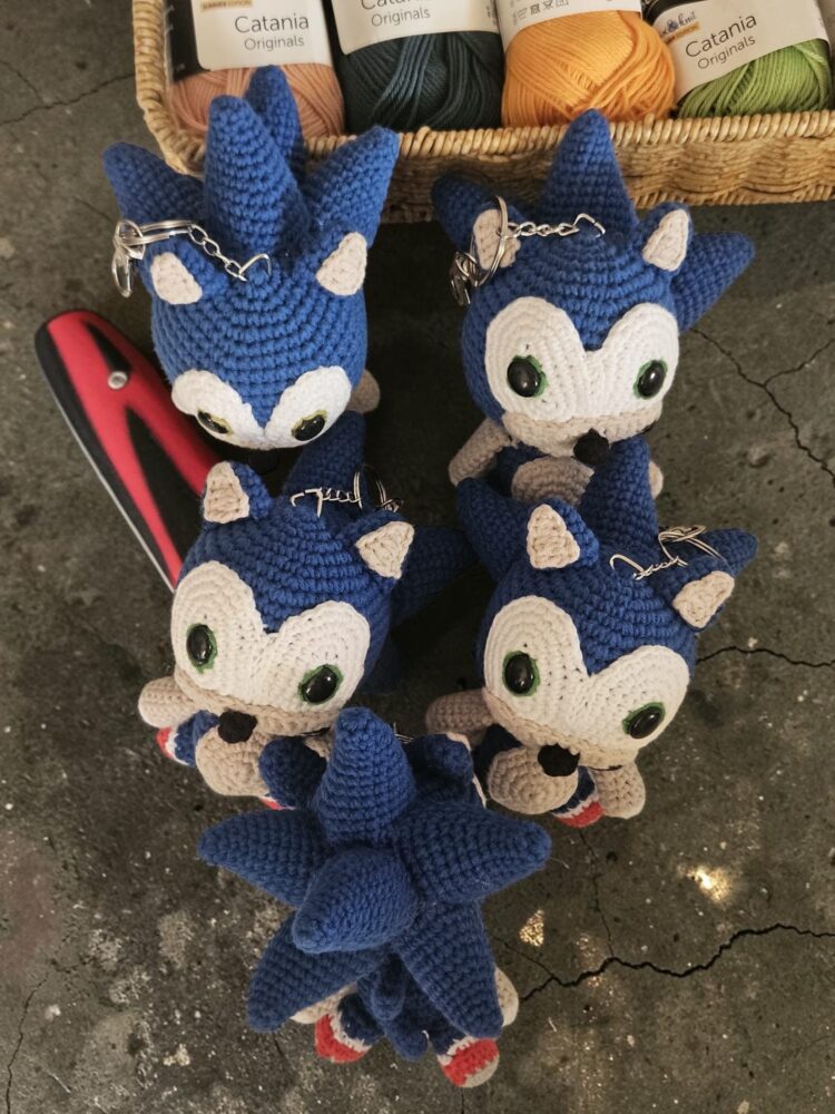 sonic4 El Yapımı Sonic Amigurumi Anahtarlık ve Çanta Süsü – 16 cm